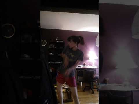 6) Miss Cloclo danse malgré la maladie qui avance.