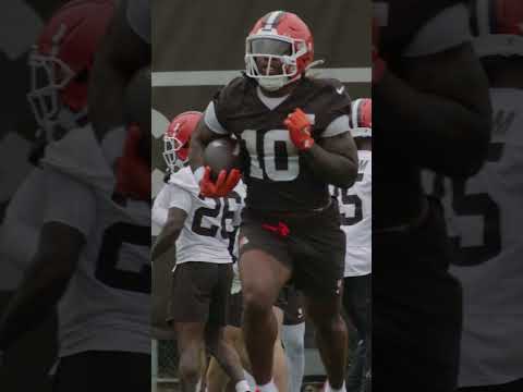 Q breaks through the middle of the line!