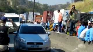 preview picture of video 'Manifestação de caminhoneiros bloqueia a Via Dutra em Barra Mansa'