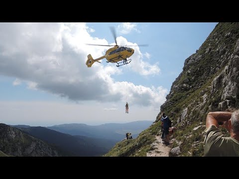 Lo spettacolare recupero di una turista in alta montagna con l'elicottero del Suem