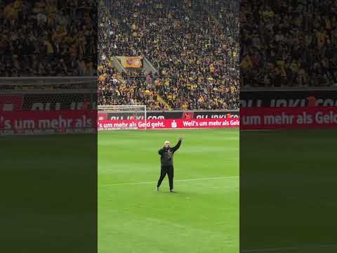 Capo von DYNAMO DRESDEN mit Choreo-Ansage 🖤💛