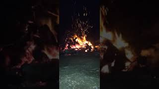 Download lagu iseng bakar kayu biar hangat kebiyasaan anak kampung gini #shorts mp3