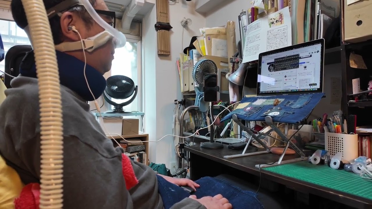 新井さんが「小林マウス」を操作している様子