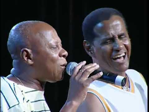 Documentário - Isso é Fundo de Quintal (2004)