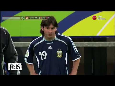 Messi debuta en el Mundial 2006 con 18 años. Maradona lo festeja desde la tribuna.