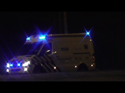 [Spelende sirene] A1 Ambulance 08-114 met spoed in Beuningen