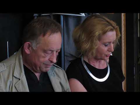 Poeziją skaito aktorė Nijolė Kazlauskaitė ir poetas Kornelijus Platelis Rokiškyje Poezijos pavasario renginyje.