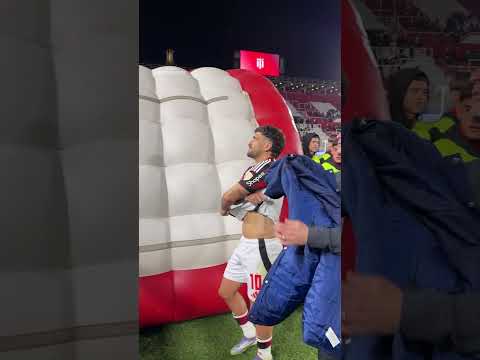 👏 ARRASCAETA JOGA CAMISA PARA TORCEDOR! #FLAMENGO #LIBERTADORES