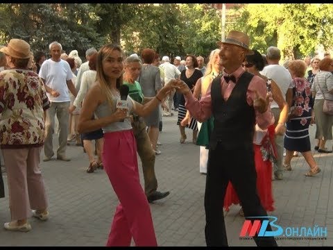 На советскую танцплощадку в Волгограде вышли и пенсионеры, и молодежь