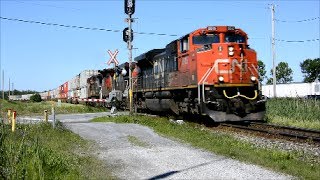 preview picture of video 'EASTBOUND CN FREIGHT TRAIN, ST-LIBOIRE, QC'