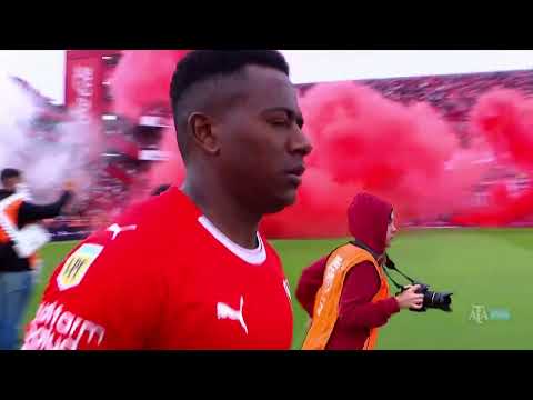 "¡Tremendo recibimiento de los hinchas de Independiente!" Barra: La Barra del Rojo • Club: Independiente • País: Argentina