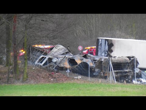 Zwei Tote bei schweren Lkw Unfall auf A72 bei Plauen
