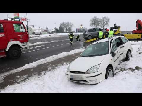 Feuerwehr musste Person nach Verkehrsunfall in Rottenbach aus Auto befreien
