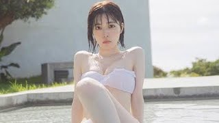 日向坂46 佐々木久美の1st写真集より先行カット公開、爽やかカラーのベアワンピース姿を披露..