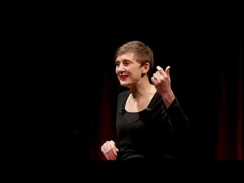 Barbara Lau [Μπαρμπαρά Λω], ομιλία La dramathérapie: le je en jeu [Η δραματοθεραπεία: το εγώ εν δράσει] στο TEDxENSEA, 6 Φεβρουαρίου 2021. Η Γαλλίδα δραματοθεραπεύτρια παρουσιάζει τη δραματοθεραπεία ως μέλος της οικογένειας των τεχνοθεραπειών, η οποία αξιοποιεί το θέατρο, την αφήγηση, τη γραφή, τον αυτοσχεδιασμό, τις μαριονέτες, τις μάσκες και τον κλόουν ως εργαλεία αυτογνωσίας, έκφρασης και ενσωμάτωσης τραυματικών εμπειριών. Ο τίτλος της ομιλίας αξιοποιεί το γαλλικό λογοπαίγνιο ανάμεσα στο «je» [εγώ] και το «jeu» [παιχνίδι], αποτυπώνοντας τον πυρήνα της δραματοθεραπευτικής πρακτικής ως διαλεκτική σχέση ανάμεσα στην ταυτότητα και την επιτελεστική δράση.