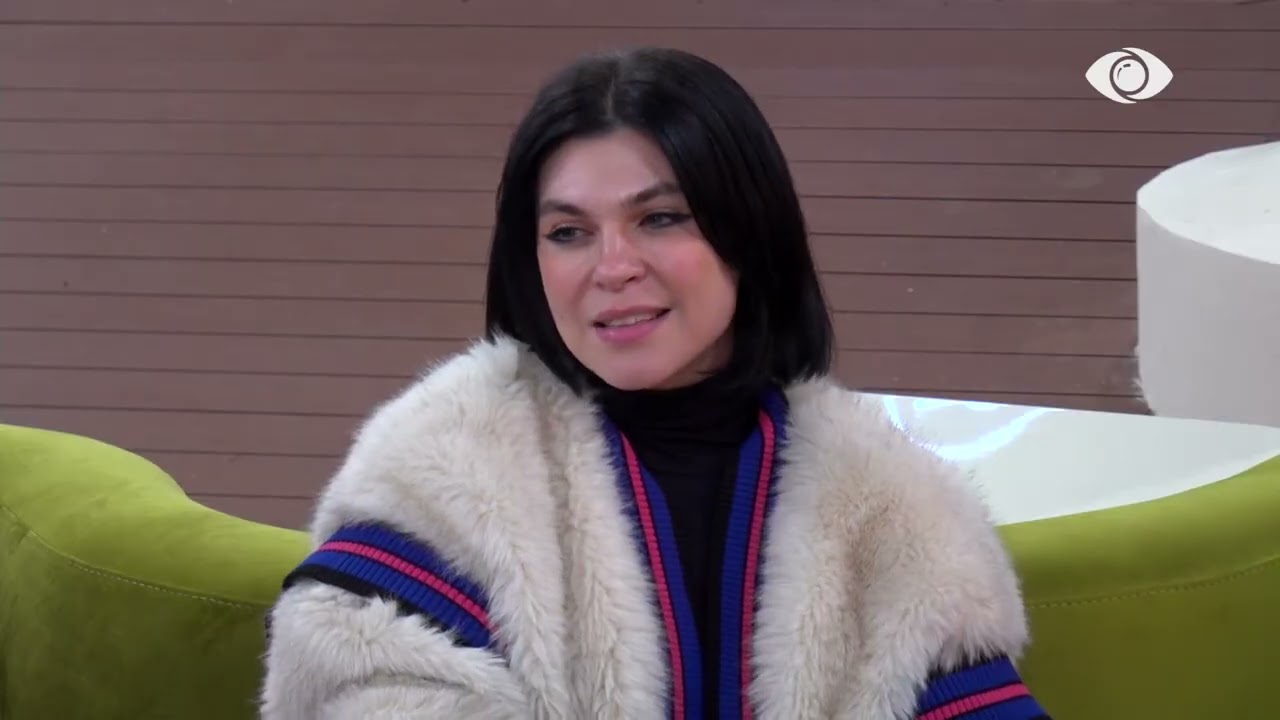 “Të këndoftë zemra!”/ Lore këndon në oborr, banorët e duartrokasin