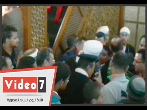 تدافع المحتفلين بالمولد النبى على زحام شديد حول الشيخين لالتقاط صور تذكارية بالحسين