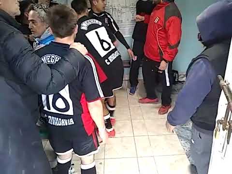 Ariel Bordeira entregándole el trofeo al campeón Florentino Ameghino