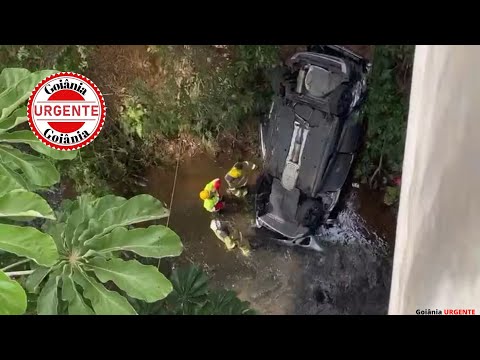 Colisão contra barreira de concreto mata mãe, dois filhos e motorista, em Campo Alegre de Goiás