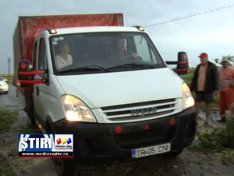 Traficul a fost blocat pe DN 65 A din cauza unor copaci cazuti pe carosabil