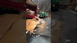 UPDATE VIDEO: Accident cu două tiruri pe DN7 pe Valea Oltului - Un șofer e rănit 1 video