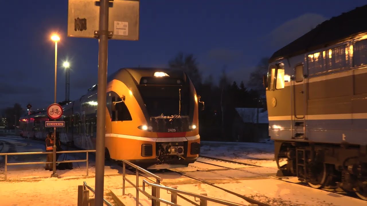 Штадлерский дизель-поезд 2425 и тепловоз ТЭП70-0229 / Stadler DMU 2425 and TEP70-0229