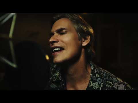 Videoclip de Colgando en tus manos (Remix) — Carlos Baute