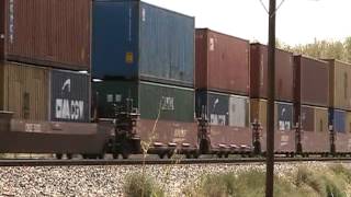 preview picture of video 'BNSF Stack Train entering Belen, NM at high Speed'