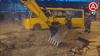 Под Ocean Plaza продолжает рушиться асфальт, а людей задерживала охрана на паркинге во время потопа