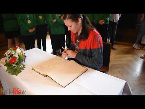 Wildcats und Special-Olympics-Gewinner tragen sich ins Goldene Buch der Stadt Halle ein