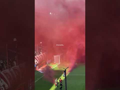 "Impresionante recibimiento de Lanús para el clásico #lanus #lanús #granate #futbolargentino #futbol" Barra: La Barra 14 &bull; Club: Lanús