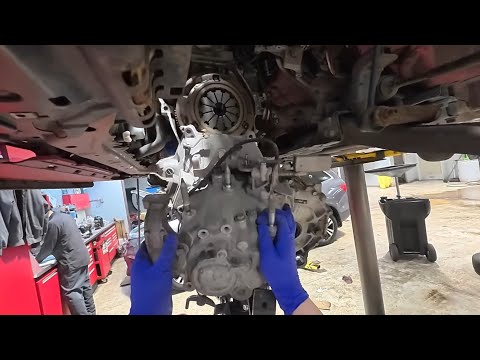 First major repair @300k. This is how Hondas should be. 2009 Honda fit Clutch Replacement. (POV)