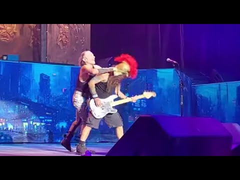 STEVE HARRIS Is Not Amused By BRUCE DICKINSON’s Stage Antics At Prague Concert