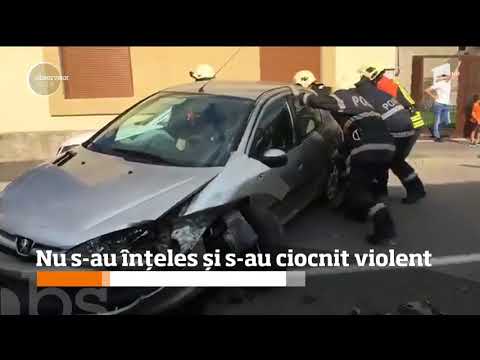 Doi şoferi care nu s-au înţeles care să treacă primul pe o stradă îngustă şi-au lovit puternic