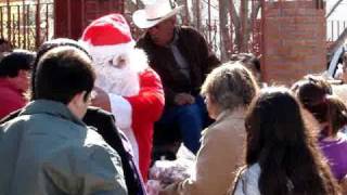 preview picture of video 'Rodriguez Coah. Navidad 2010: repartiendo las bolsitas (2/2)'