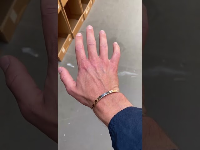 Vídeo relacionado con COOLSTEELANDBEYOND Hombre Grande Azul Acero Cadena Barbada Pulsera Brazalete con Fleur de lis y Cráneo, Biker Gótico, Espejo Pulido