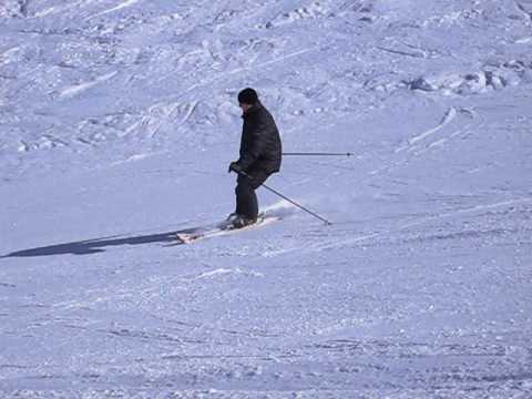 Amateur skier toont wat je allemaal fout kunt doen met je houding