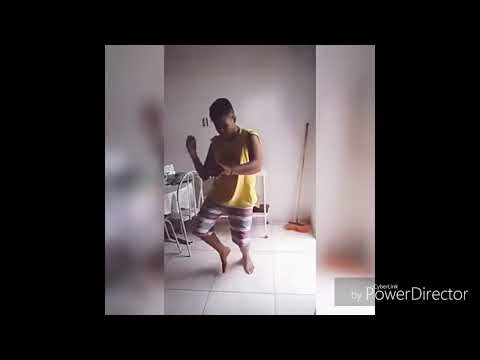 Corpo balança sozinho|meno embrazando na musica