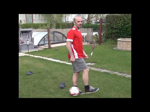 RWH'90 zeigt wie man mit Alltagsgegenstände Fußball in der 1.F üben kann