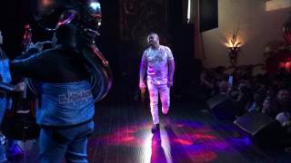 El Komander con Tragos de Amargo Licor