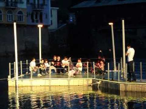 Бреик върху плаващата сцена на река Осъм в Ловеч