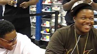 Day 26 Live @ Sean John Signing Singing &quot;Ain&#39;t Going&quot;