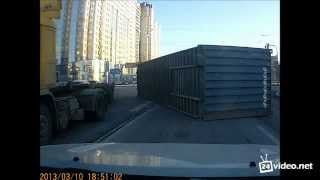 Fall of the container, the driver was lucky