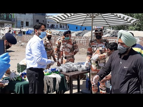 ITBP के जवानो ने सम्भाला मोर्चा, मजदूरो को बांटे खाने के पैकेट