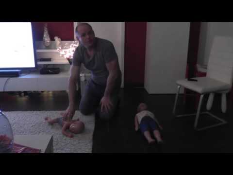 Erste Hilfe: Stabile Seitenlage Bauchlage beim Saeugling