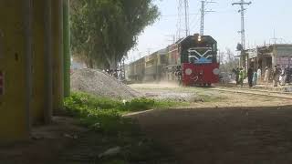 preview picture of video 'Minister of Railway Sheikh Rasheed Arrival to MARDAN Railway station'
