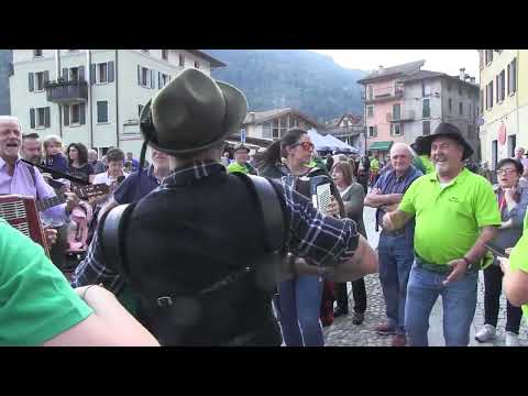 CORO  SPONTANEO  "" E  qui  comando  io ""