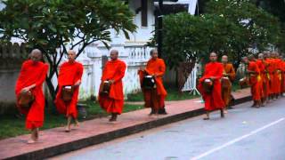 preview picture of video 'Ceremonia de entrega de limosnas en Luang Prabang'