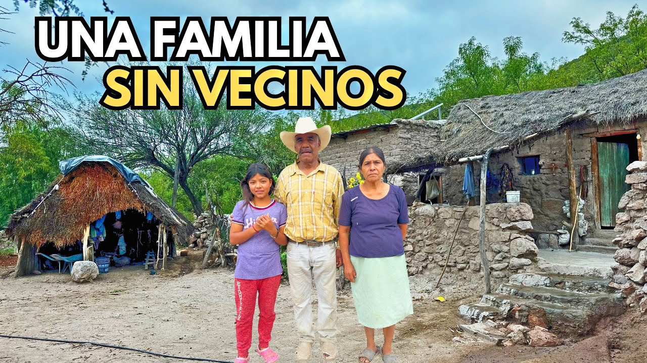 UNA FAMILILA VIVE EN LA NADA ENTRE LAS MONTAÑAS