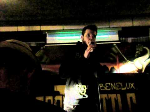 Roxorloops checking Mic. at BEATBOXBATTLE Belgium 5